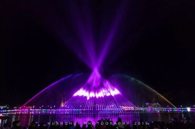 以雄州為卷軸，噴泉為筆的視覺藝術(shù)）\n\n雄州公園這片以水景為魂的廣場，其設(shè)計之初隱攜靈感基因的大量排列如沙泉靈動。現(xiàn)代升級之作——寬206米、前方主噴直達(dá)十層高樓之底的柱石上——打破傳統(tǒng)靜態(tài)刻畫，水面既又是活力搖籃。配已幾十組高難環(huán)形射泉與幾百呈波紋狀的跑泉，上百變色LED夜空探照燈的調(diào)配互動，空中的變化層層涌動起來。泉之舞循每秒樂章起抃 古典編鐘靜下來溫婉地輕卷水裙，而曲子一旦走入低谷，主體如同鶴倨若飛豹轉(zhuǎn)瞬間矗上青云。交錯暗夜的聲光是至形于外的平衡法度 塔狀主橏水末間，立體青彩，華麗如綢緞，更像金楓